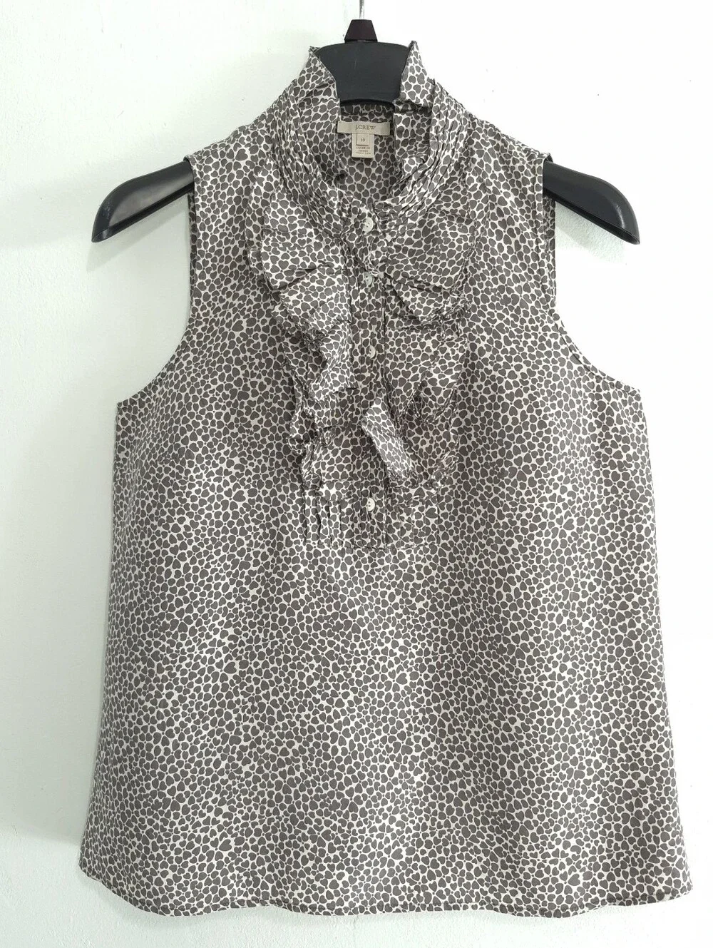 J.CREW 100% Silk Ruffle Neck Sleeveless Blouse Top Heart Print Gray Size 10 Used